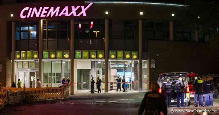 Polizei schießt Verdächtigen vor Kino in Krefeld nieder