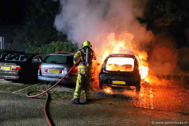 Twee geparkeerde auto’s uitgebrand, mogelijk brandstichting