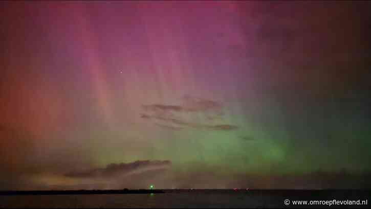 Flevoland - Felle kleuren aan de horizon: noorderlicht was weer goed te zien