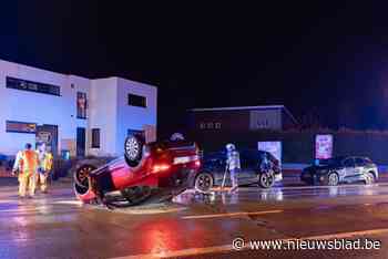 Wagen belandt op dak nadat bestuurder twee geparkeerde auto’s aanrijdt