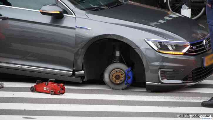 Auto zonder wiel blokkeert oprit naar Emmaviaduct
