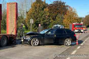 Brandweer moet vrouw uit wagen bevrijden na botsing tegen oplegger