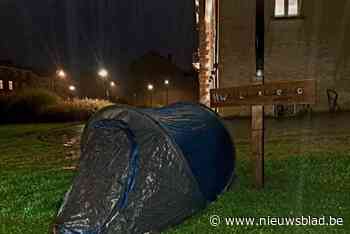 Jeugdopbouwwerk plaatst tent aan EMI-site om dakloosheid aan te klagen