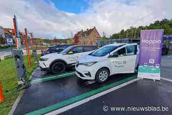 Twee elektrische deelwagens aan station
