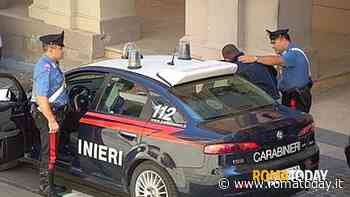 Rubano una bottiglia di alcolici, poi aggrediscono e minacciano il gestore dell'attività