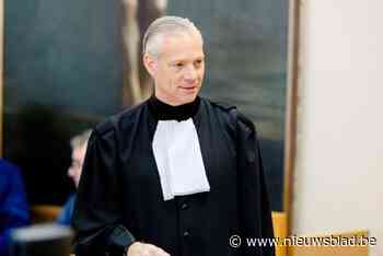 Advocaat in proces villamoord speelt rijbewijs kwijt na gsm’en achter het stuur