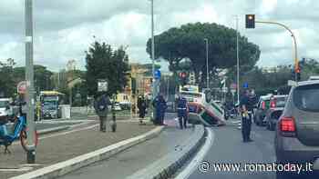 Mezzo di soccorso si ribalta sulla ciclabile della Pineta Sacchetti. Mariani (FDI): "Opera che ha creato solo disagi"