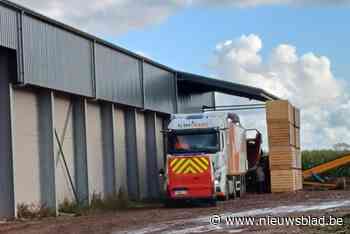 Man zit vast tussen aardappelen in oplegger