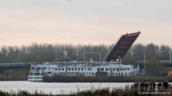 Hoge scheepvaart gestremd door storing Buitenhuizerbrug bij Spaandam
