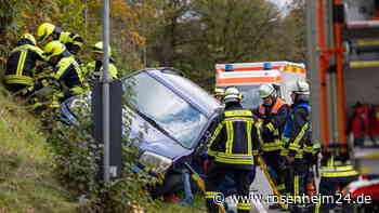 Unfall bei Traunreut – Auto schleudert über TS42 und bleibt in Hang stecken