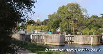 Search for man in his 60s still in River Thames after boat capsizes in Surrey