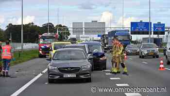 Vijf auto's botsen op elkaar op A16, twee rijstroken dicht