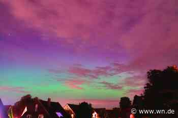 Polarlichter leuchten am Himmel über dem Münsterland