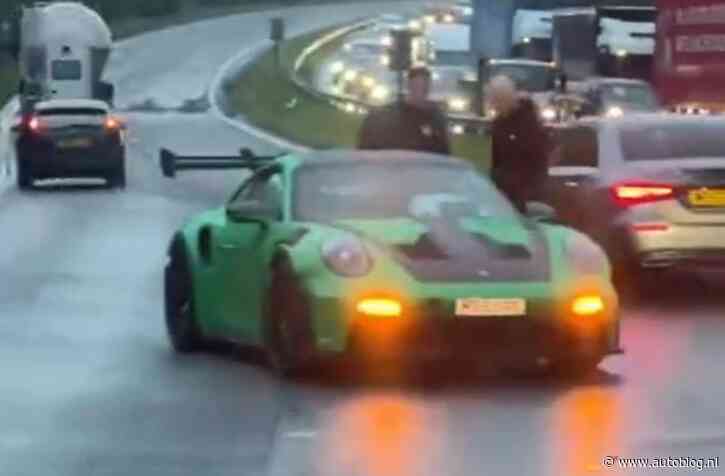 Video: Gifgroene 911 GT3 RS crasht in ochtendspits