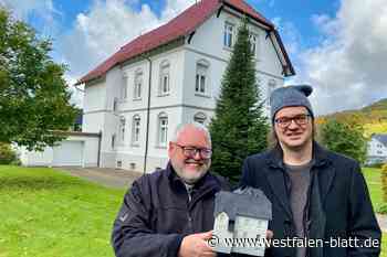 Katholisches Pfarrhaus und evangelische Kirche im Maßstab 1:87