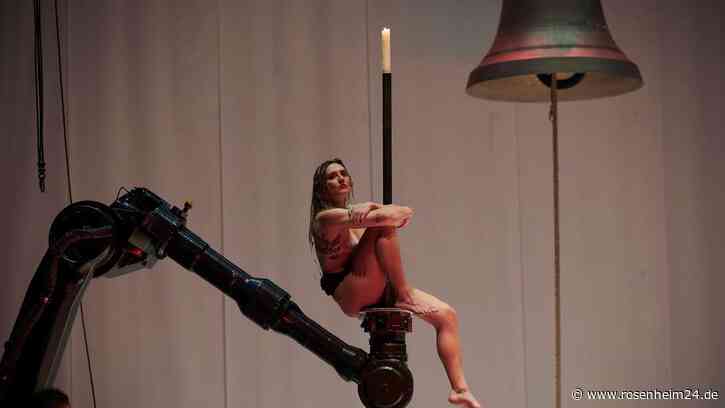 Echtes Blut, sexuelle Gewalt und Piercingvorgänge: Sanitäter müssen 18 Opern-Besucher behandeln