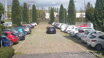 La banda che ruba auto nel parcheggio dell'outlet e le rivende a pezzi su internet