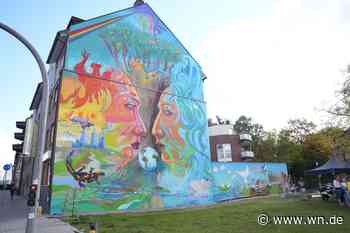 17-Meter-Farbtupfer als Hingucker im Stadtgrau