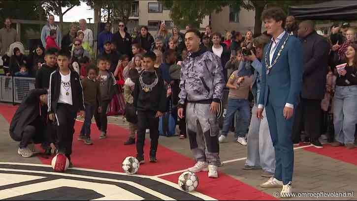 Almere - Topvoetballer Sergiño Dest wil met eigen Court kinderen weghalen achter de computer