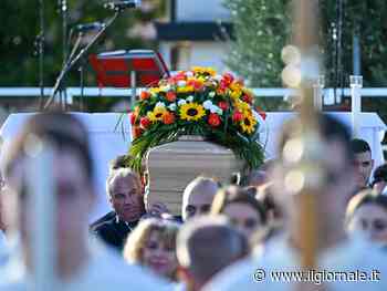 L'ultimo commovente addio a Sammy Basso. Migliaia i presenti tra colori e palloncini