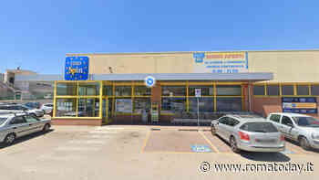 Rapinatore all'Eurospin minaccia le cassiere con la pistola e scappa con cinquemila euro