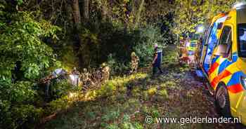 Ernstig eenzijdig ongeluk in Ellecom: automobilist botst frontaal op lantaarnpaal en raakt gewond