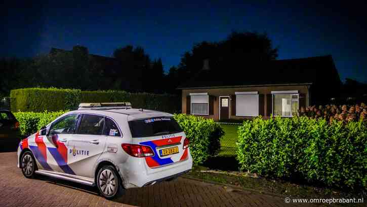 Gemaskerde mannen overvallen huis, jongeren gooien op tijd deur dicht