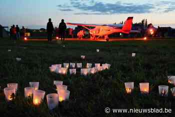 Ruim 10.000 kaarsjes brengen troost op vliegveld Moorsele: “Dat we ons verdriet kunnen delen doet heel veel”
