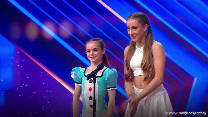 Rebecca en Indy krijgen een staande ovatie van vorigjaars winnaars met acrogym-act