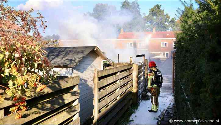 Kraggenburg - Ontploffingen tijdens schuurbrand in woonwijk Kraggenburg, schade beperkt gebleven 