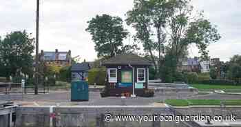 Search for man in 60s missing after boat capsizes on the Thames in Surrey
