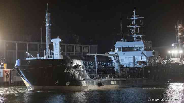 Uitgebrande olietanker Annika naar haven gesleept