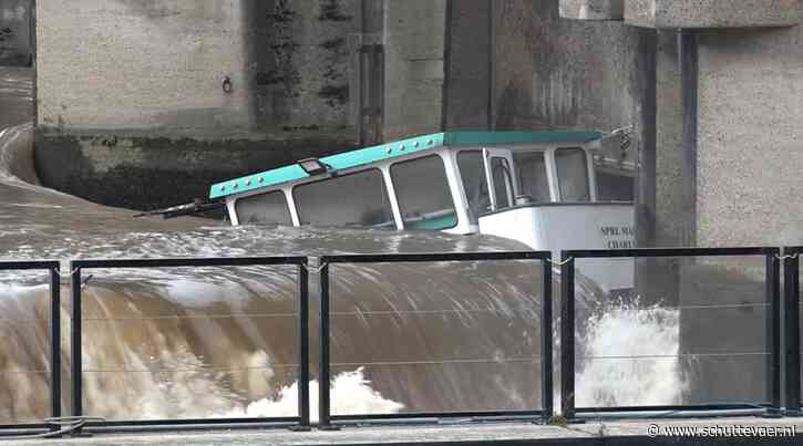 Vrachtschip Humadivi ramt stuw en zinkt in Maastricht