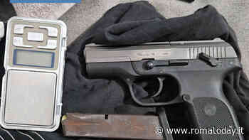 Il 32enne ai domiciliari che nasconde una pistola in cucina e la cocaina nel bidet