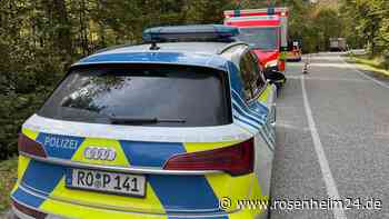 Motorradfahrer kommt von Fahrbahn ab und überschlägt sich