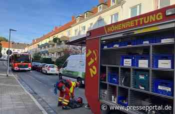 FW Hannover: Frau vom Dach eines Mehrfamilienhauses gerettet