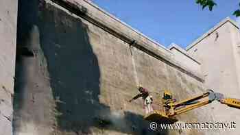 "I graffiti non sono arte". Chi è Luca Tuveri, il ragazzo che pulisce i muri di Roma
