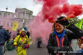 Extinction Rebellion eist sluiting kooksfabrieken Tata Steel bij provinciehuis Haarlem
