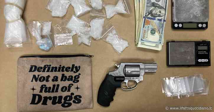 La polizia trova una borsa con scritto “sicuramente non è una borsa piena di droga” ma è proprio una borsa piena di droga