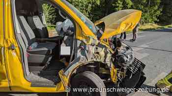 Transporter rammt bei Velpke Anhänger - Fahrer verletzt