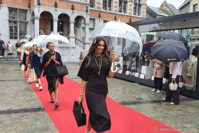 Halse handelaars tonen nieuwe collecties in mobiele modeshow in winkelstraten