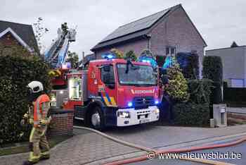Schoorsteen veroorzaakt dakbrand: brandweer moet groot gat in dak maken