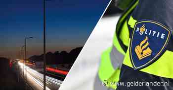 Bizar incident op de A50: persoon rent over de snelweg en klimt over vangrail