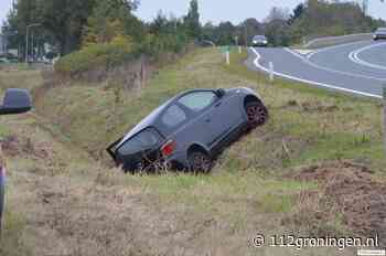 Auto belandt in sloot bij eenzijdig ongeval op N366 in Nieuwe Pekela