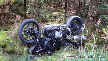 Mehrfach überschlagen und in Böschung gelandet: Motorradfahrer hat großes Glück