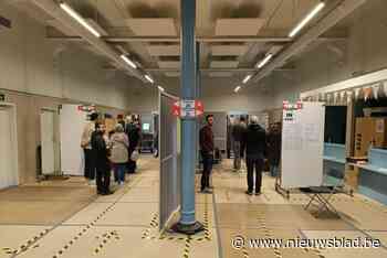 Alleen maar aanschuiven bij de bakker, niet in de Antwerpse stemlokalen: “In juni was het drummen, nu is het binnen en buiten”