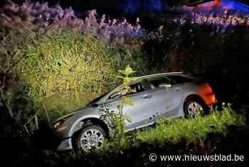 21-jarige bestuurster lichtgewond nadat ze in wachtbekken belandt