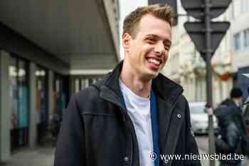 Een knuffel van een superfan en snel nog even op café: zo verliep de ochtend van Jos D’Haese