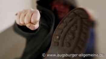 Männer rauben Jugendlichen am Busbahnhof aus – Polizei sucht Zeugen