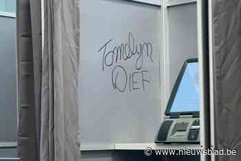 LIVE OOSTENDE-WESTKUST. Opkomst valt tegen, vandaal schrijft “Tomelijn DIEF” op muur van kiesbureau